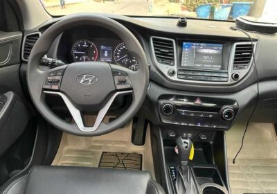 Hyundai Tucson Annee 2016 Diesels automatiques 97 000km Full options: intérieur cuir écran caméra de recul,double toit ouvrant panoramique, clé les go , Bluetooth téléphonique commande au volant jantes allus, moteur 4cylindre, très bon état propre climatisé et déjà dédouané À :13.000 000fcfa. A. 775358969