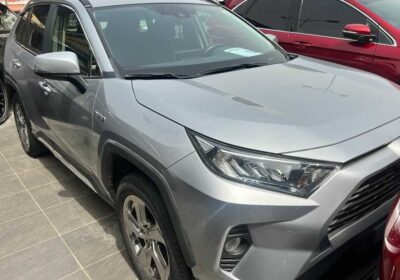 Prestige – Auto : véhicule Toyota RAV4 hybride.