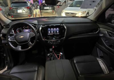 *Modèle: Chevrolet Traverse 2021* Version: LT AWD (haut de gamme) Kilométrage: 47,000km Couleur: Gris foncé métallisé Type moteur: Essence Transmission: Automatique (9 vitesses) Type train: 4 roues motrices (4×4) Cylindre: V6 Total sièges: 7 (modulable) Intérieur: cuir noir – Véhicule full options – Kit cuir intégrale (sièges, tableau de bord et finitions) – Mode 4 roues motrices et piste off-road – Ordinateur de bord – Caméra de recul grand angle – Rétroviseurs avec détecteurs angles mort – Climatisation avec réglages température avant et arrière – Sièges chauffants – Démarreur Start/Stop (avec démarrage à distance) – Coffre avec ouverture et fermeture automatique – Régulateur automatique de vitesse – Écran tactile full options avec CarPlay et Android Auto – Réfrigérateur portatif intégré – Coffre-fort intégré avec verrouillage numérique (mode valet) – Vitres électriques avant et arrière – Vitres teintées d’origine avant et arrière – 6 ports chargeurs USB intégrés – Prise jack intégrée Véhicule venant très propre jamais accidenté déjà dédouané et muté 4×4 de luxe Modèle très rare *PRIX 27.500.000*. L. 775358969