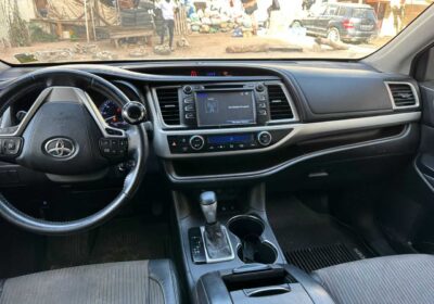 *TOYOTA HIGHLANDER* Essence Automatique climatisé Année 2018 full Option Intérieur Semi Cuire 6cylindre Version 4-4 Écran caméra de recule Nombre de place 7 *PRIX* *24.500.000*. L. 775358969