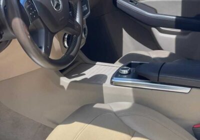 Mercedes Benz ML350 annee 2015 essence automatique 130.000 km venant V6 cylindres version 4Matic full option intérieur cuir beige grand écran tactile caméra de recul double toit ouvrant panoramique clé letsgo au prix de vente de 18.500.000. L. 775358969