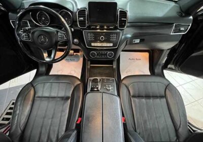 Mercedes Gle 400 2017 Clean title jamais accidenté. Full options avec un Interieur en cuire noir, des sièges chauffantes et un volant chauffant aussi, une caméra avant, une caméra arrière, des radars 360•, un double toit qui est ouvrant et panoramique à la fois, un sytème de freinage automatique à la détection d’obstacles, rétroviseurs électriques, ouverture et fermeture du hayon arrière électrique. 96.200. Au compteur. Essence automatique avec une boîte à 9 rapport avec mode séquentiel. Relèvement et rabaissement des suspensions aussi disponibles là-dessus. Disponible au Sénégal Dakar dessin de douane Prix 30.millions . L.